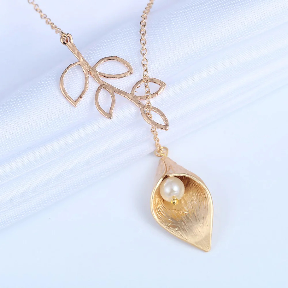 Calla%20Lily%20with%20Simulated%20Pearl%20Gold%20Necklace