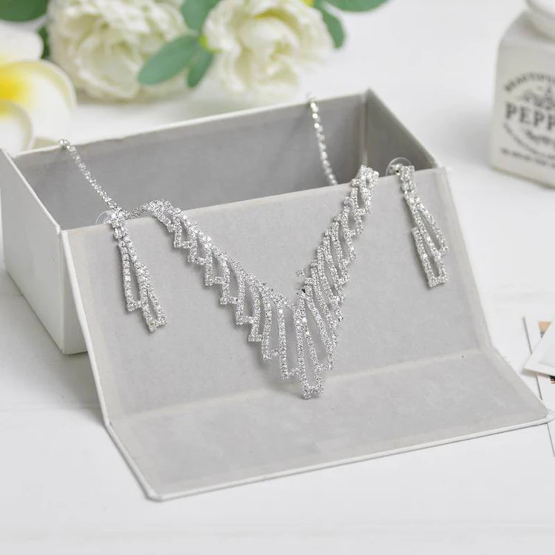 Elegant%20women’s%20jewelry%20set%20with%20crystal%20stones