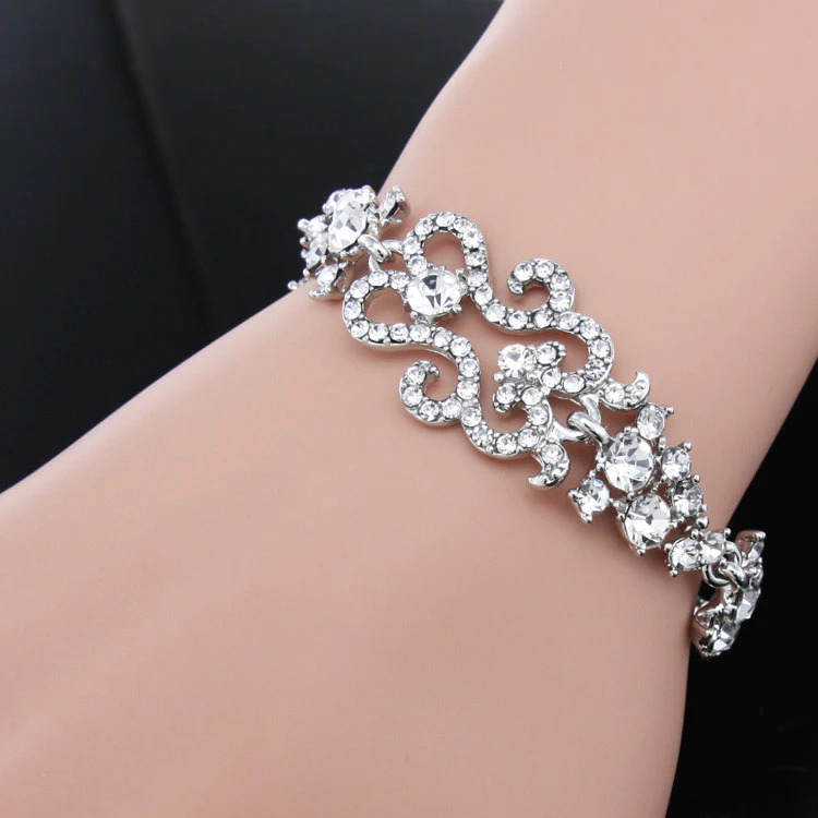 Elegant%20silver%20women’s%20bracelet%20with%20crystal%20motifs/