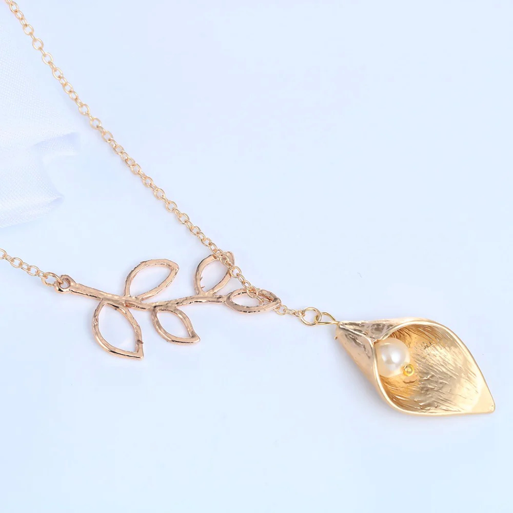 Calla%20Lily%20with%20Simulated%20Pearl%20Gold%20Necklace/