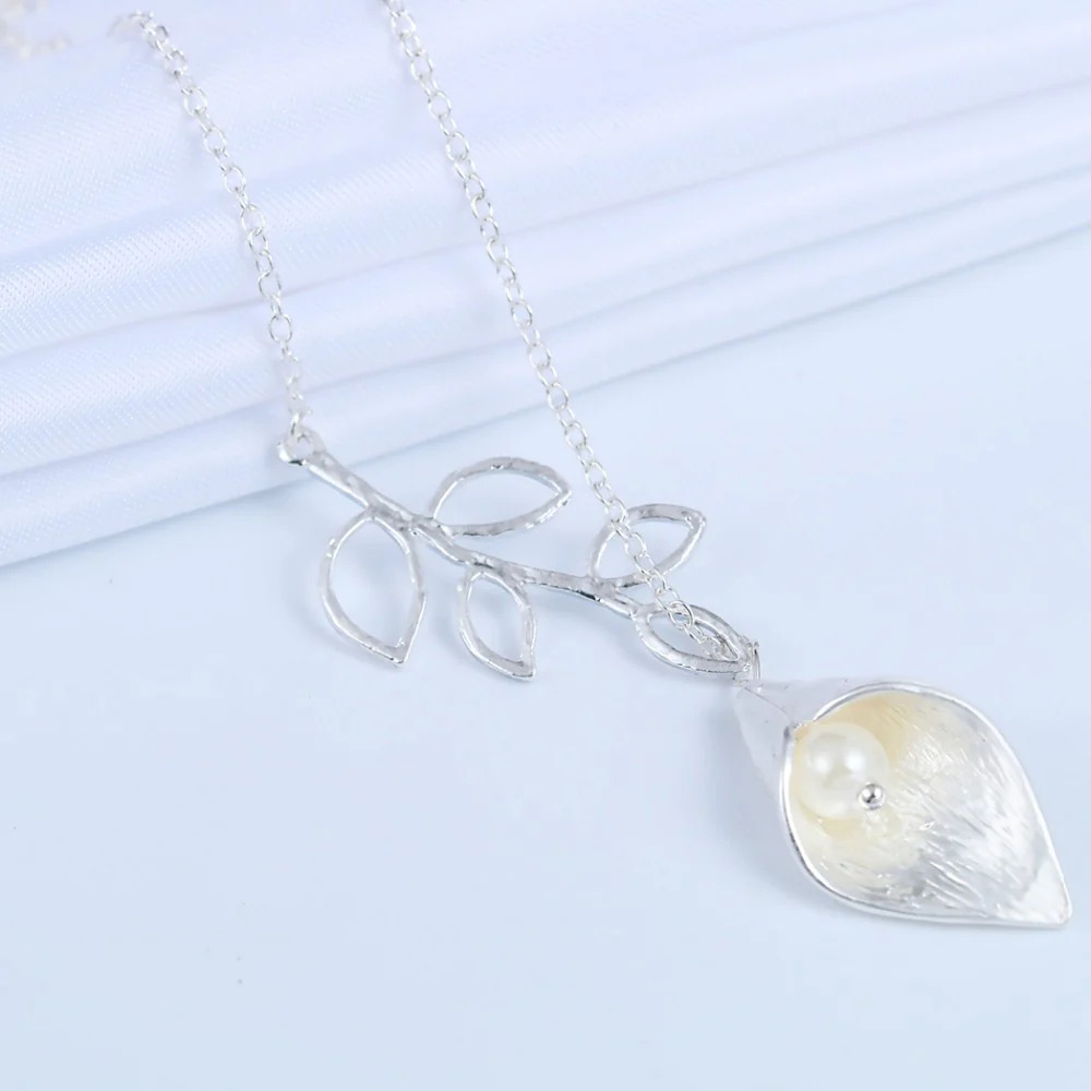 Calla%20Lily%20with%20Simulated%20Pearl%20Leaf%20Silver%20Necklace/