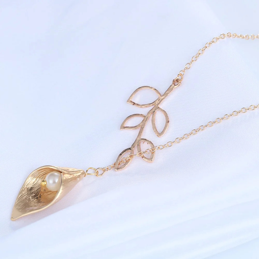 Calla%20Lily%20with%20Simulated%20Pearl%20Gold%20Necklace/