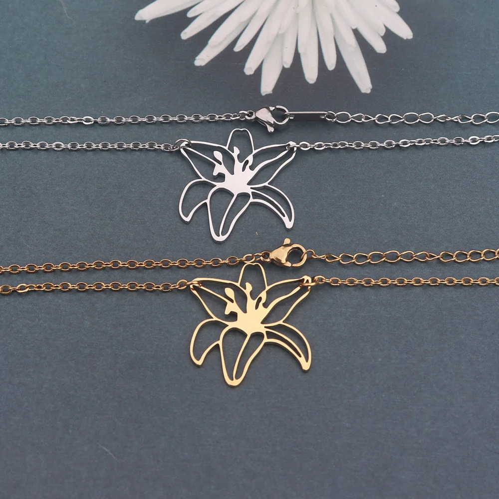 Fleur%20de%20Lis%20Saint%20Necklace